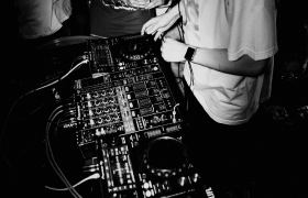 DJ za miksetom tokom nastupa