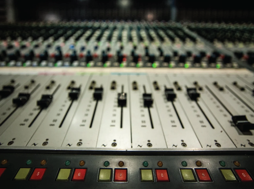 Profesionalna audio mikseta sa fejderima