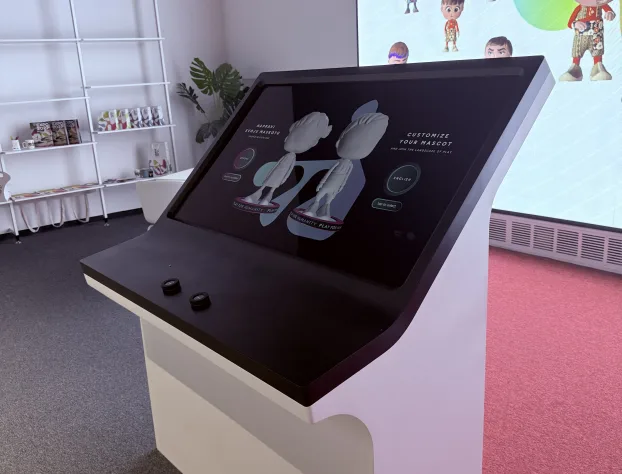 Posetioci za interaktivnim kioskom na Expo postavci