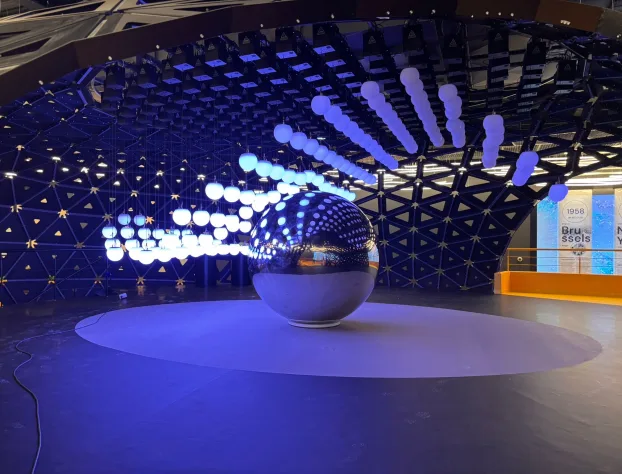 Kinetička LED sfera u izložbenom prostoru